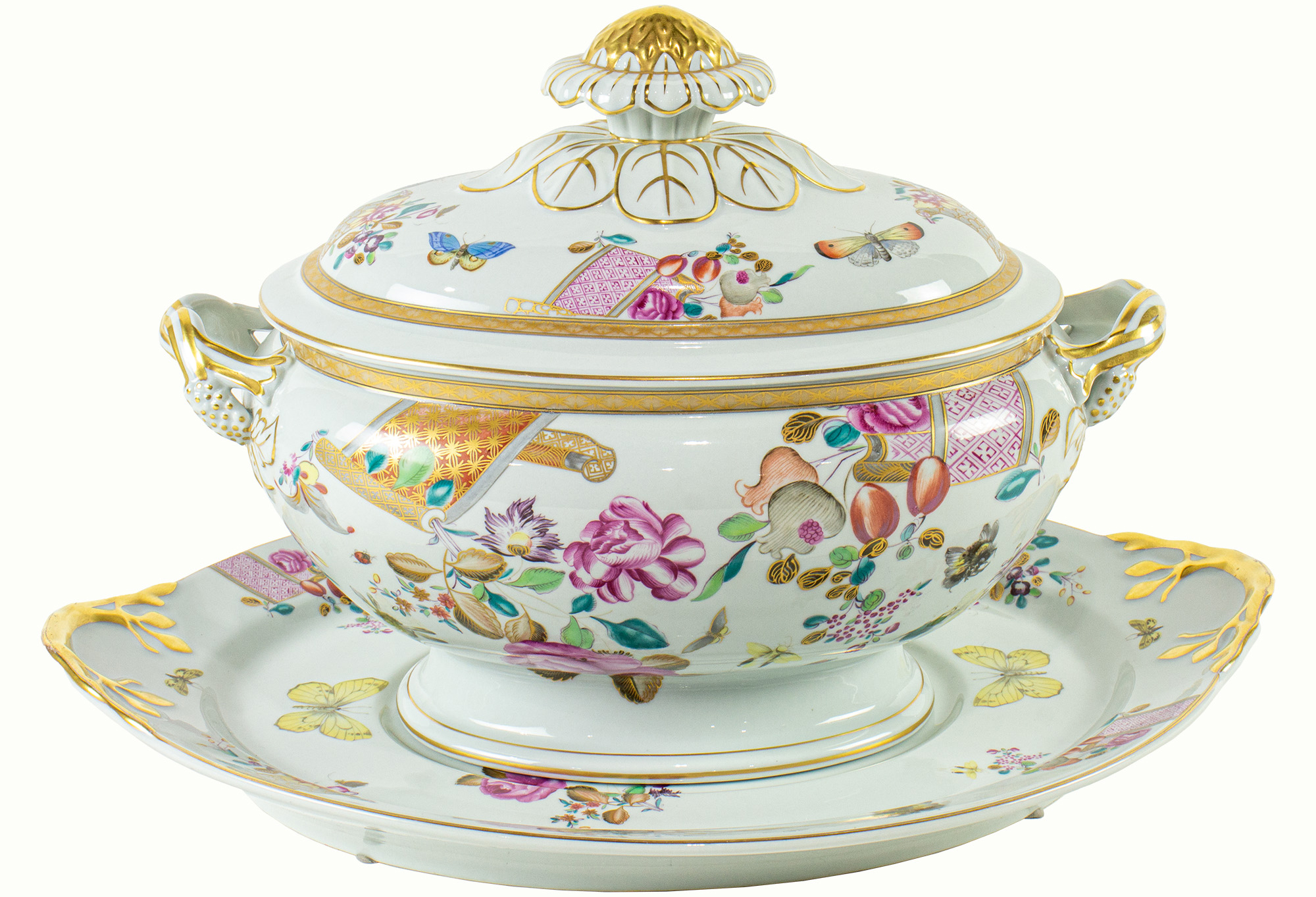 A Vista Alegre for Mottahedeh covered tureen and stand in the Lowestoft Rose pattern from the estate of Senator Dianne Feinstein.<br><b>Estimate: $200–$400</b>