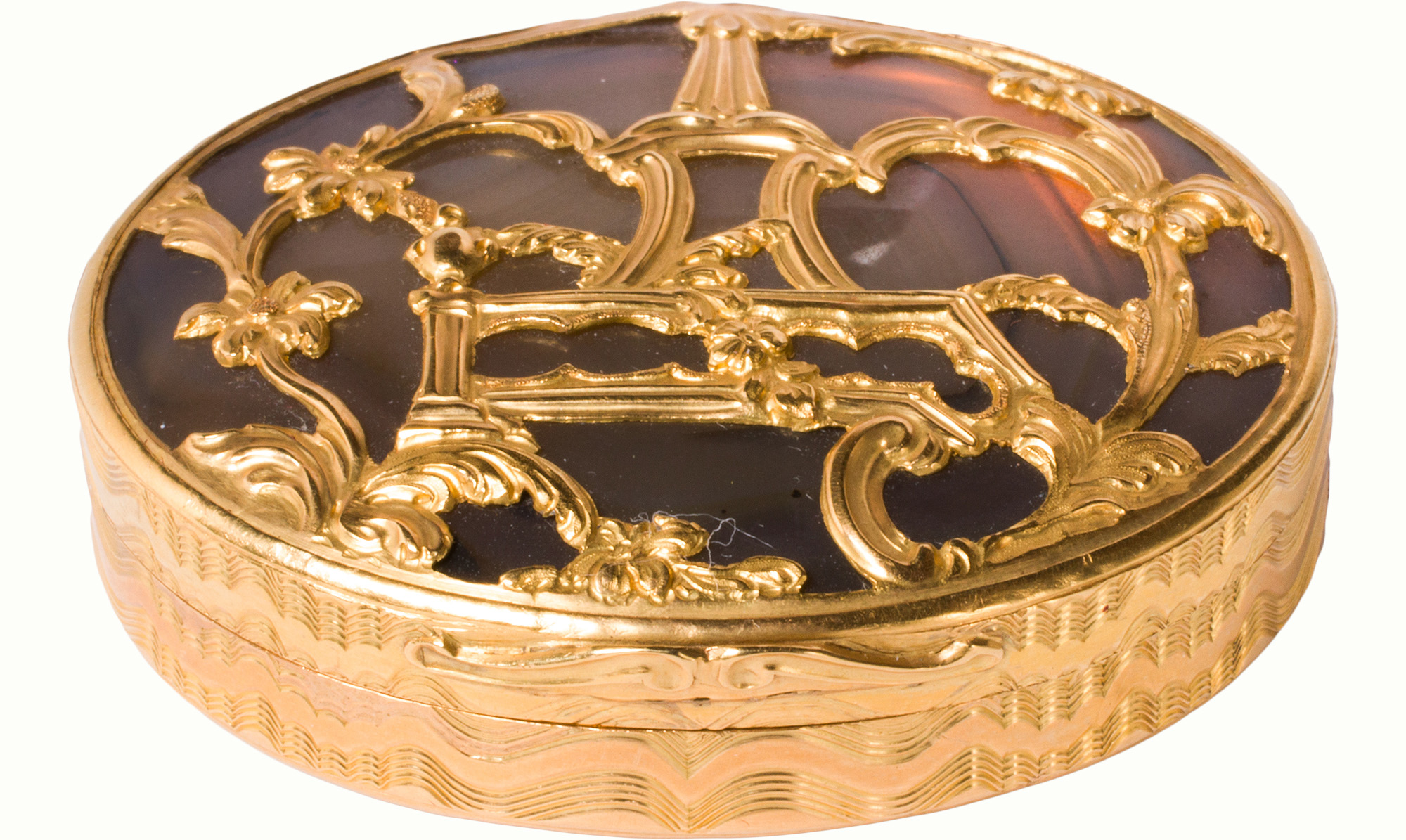 An English Rococo style gold mounted agate patch or pill box. Provenance: The Collection of Adolphus Andrews Jr. and Emily Taylor Andrews, San Francisco. Estimate: $800–$1,200
